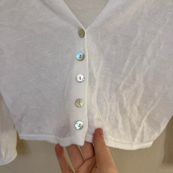 J. Jill White Linen cropped cardigan with mother of pearl buttons - Picture 3 of 8